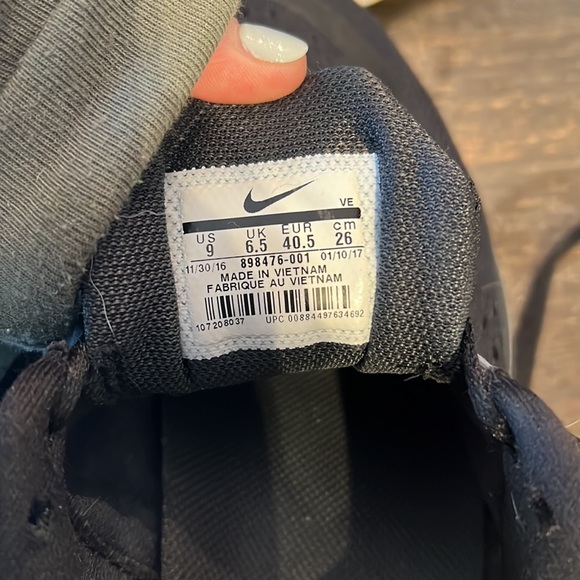 Black Nike Tennis Shoes - Picture 4 of 8